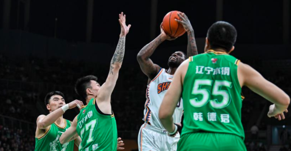 辽宁队险胜马刺，王哲林统治全场